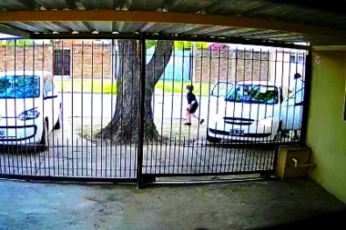 "Van a matar a mi mamá", gritó la nena y corrió para escapar de los motochorros