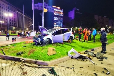 Zafó el Obelisco: conductor borracho perdió el control del auto y voló a la Plaza de la República