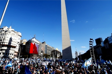 Miles de manifestantes opositores protestaron en el Obelisco y en varias ciudades del país