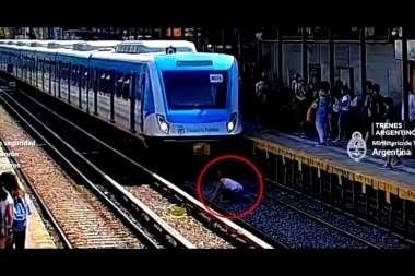 Video: una mujer intentó suicidarse en las vías del tren y se salvó de milagro