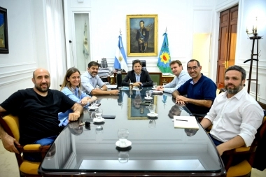 Luego de los batacazos, Kicillof recibió a los intendentes electos de Azul y Olavarría