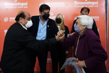 Berazategui: Bianco y Mussi entregaron escrituras a familias