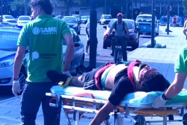 Insólito: en plena Plaza Moreno de La Plata, un trapito apuñaló a otro frente a decenas de personas