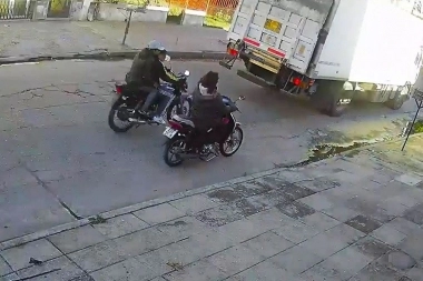 Una motoquera se defendió con carterazos para repeler el ataque de dos motochorros