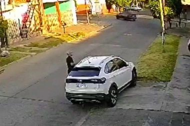 Increíble robo de auto: llevó a la madre a la casa, un delincuente armado saltó las rejas y le arrebató las llaves