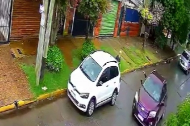 Amenazado por tres delincuentes y en el último instante, rescató a su hijo cuando le robaron el auto