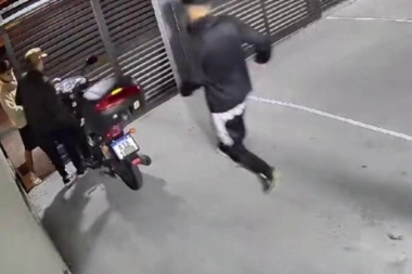 Conurbano descontrolado: reaparecieron los rompe portones y robaron una moto en menos de un minuto
