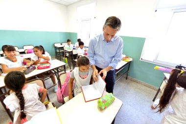 Esteban Echeverría: Gray participó del inicio del ciclo lectivo en la escuela 55 de Monte Grande