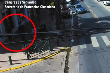 Intentaron robar una casa de deportes y los detuvieron cuando escapaban en colectivo