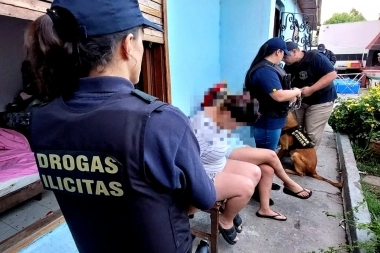 Presunta vendedora de cocaína fue allanada e intentó descartarla por el inodoro