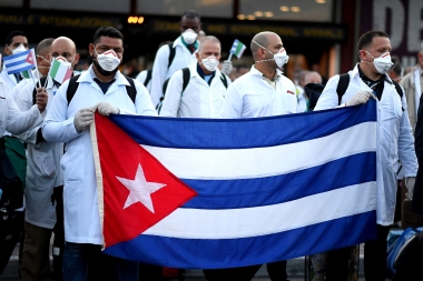 Diputados opositores apoyan incorporación de médicos cubanos que promueve Kicillof