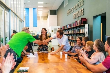 En la Biblioteca Municipal, Abella entregó habilitaciones a emprendedores de Campana