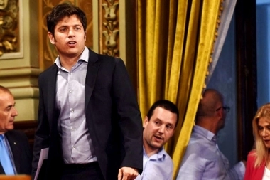 Kicillof encabeza una cumbre de urgencia con legisladores, intendentes y Massa