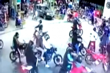 Pirañas al ataque: 50 motochorros participaron de un inédito asalto a una estación de servicio en Bernal