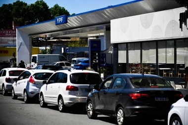 Escases de combustibles: el gobierno prometió normalizar la situación en los próximos días