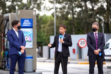 Kicillof estuvo en el lanzamiento del programa de beneficios YPF para la comunidad educativa