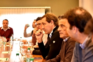 Cumbre de intendentes de Juntos en La Plata: presionan a Kicillof y lo acusan de “asfixiar” municipios