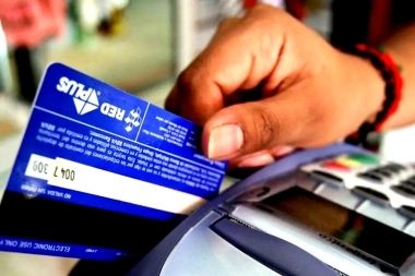 Caos inflacionario: pagar con tarjetas Visa, Mastercard y Ahora 12 será más caro