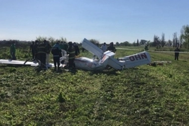 Cayó una avioneta al borde la autopista Buenos Aires-La Plata