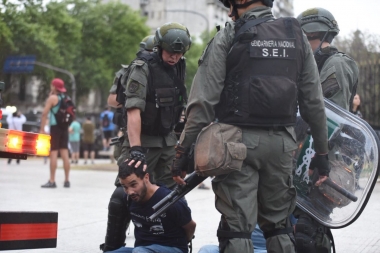 Gendarmería reprimió masiva marcha contra la reforma jubilatoria: diputados golpeados