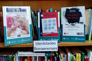 Apuntan a Kicillof por repartir libros con “material sensible” en secundarias bonaerenses