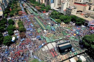 21F: miles de manifestantes concentran en Capital Federal en contra de las medidas de Macri
