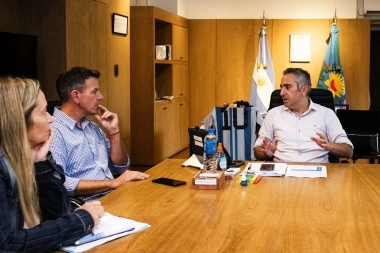 Sciaini y autoridades de Roque Pérez tuvieron un encuentro político con Larroque en La Plata
