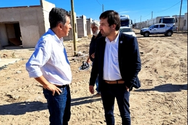 Rivadavia: Juanci Martínez anunció la llegada de una ambulancia 0KM y un desfibrilador para Bomberos