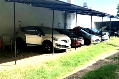 ¡Qué familia! Detienen a padre e hijo sospechados de adulterar y vender autos robados