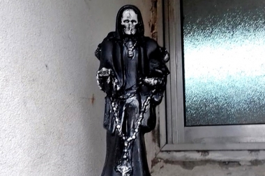 Susto y misterio en Tres Arroyos: apareció una estatua de San La Muerte en la municipalidad