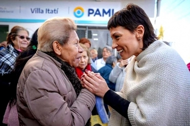 Mayra Mendoza y Volnovich recorrieron una posta de PAMI y charlaron con afiliados
