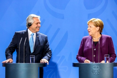 Un guiño desde Alemania: Merkel celebró los encuentros de Argentina con el FMI