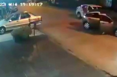 ¿Sólo las cámaras los ven? Durante un increíble raid, robaron tres autos y se les escapó uno