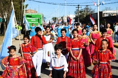 Con una feria, shows y desfiles, Esteban Echeverría celebra la independencia de Paraguay