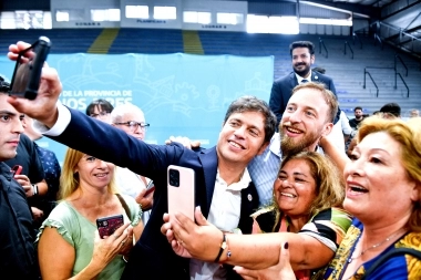Bajo el programa “Mi Escritura, Mi Casa”, Kicillof entregó títulos de propiedad en Lomas de Zamora