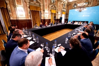 Kicillof recibió al Foro de Intendentes Radicales y prometió trabajar “en conjunto” por la obra pública