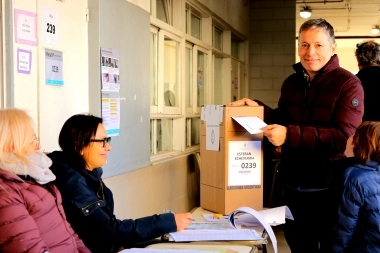 Gray votó en Esteban Echeverría y destacó “la importancia” de ejercer el derecho a votar