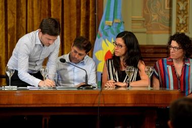 Comprá cerca: Kicillof firmó un convenio de precios con comerciantes y empresarios