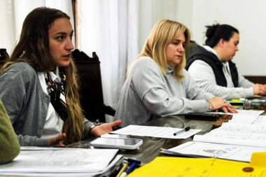 Medidas habitacionales en General Arenales: Revilla firmó la escrituración del Barrio San Remo