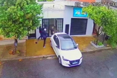 Conurbano descontrolado: sacó el auto del garaje, se demoró con el portón y perdió