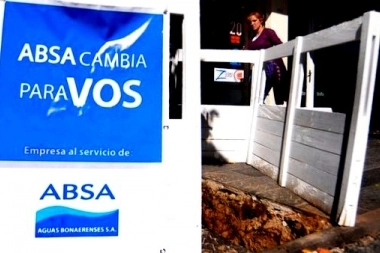 “Negligencia total”: vecinos de Bahía Blanca reclaman a ABSA por una cañería rota