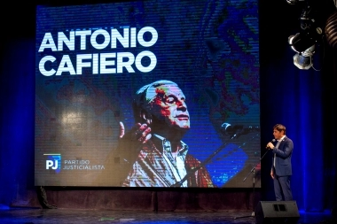 Kicillof en el homenaje a Cafiero: "Ayudó a darle su identidad a la Provincia de Buenos Aires"