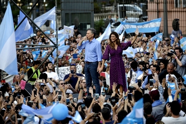 Ante una multitud en su despedida, Macri dijo que va a ejercer “una oposición constructiva”