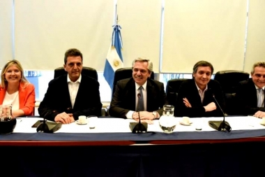 Con una foto simbólica, Alberto respaldó a Massa y Máximo como los líderes del FdT en el Congreso