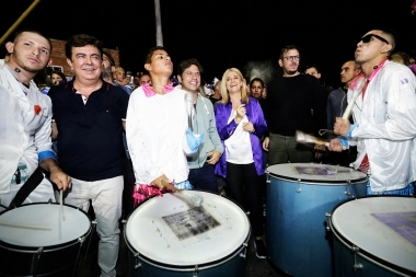 Kicillof y Espinoza participaron de los Carnavales de la Alegría con shows de Amar Azul y La Mosca