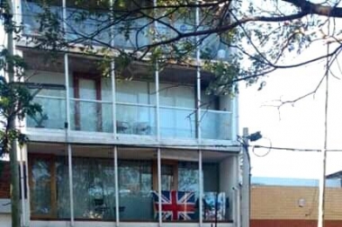 Día del veterano de Malvinas: colgó una bandera de Inglaterra en su balcón y los vecinos estallaron