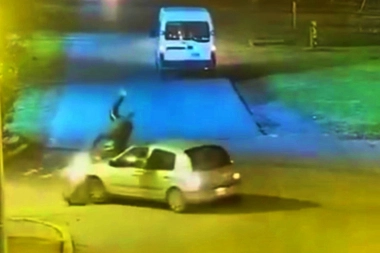 Ensenada sin freno: un automovilista y un motoquero protagonizaron un tremendo e imprudente choque
