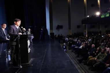 Kicillof visitó a intendente radical y presentó proyecto para construir viviendas en Tandil