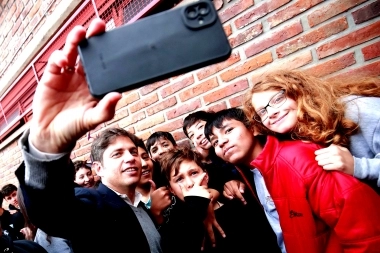 Kicillof visitó un distrito opositor para repartir netbooks a través del programa Conectar Igualdad