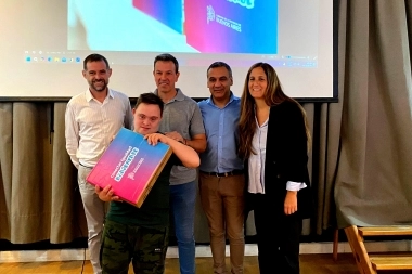 Sciaini encabezó la entrega de notebooks a estudiantes de Roque Pérez